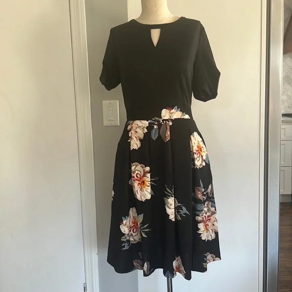 Dress - Picture 1 of 4